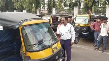 नगर निगम यातायात पुलिस के द्वारा ऑटो चालकों को दी गई समझाइश यहां वहाँ अनियंत्रित रूप से वाहनों को न खड़ा करें !