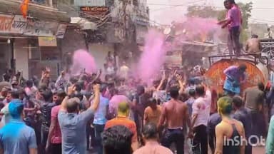 गुना नगर: गुना में मनाई गई रंग पंचमी, रंग प्रेमियों पर टैंकर से बरसाया रंग और पानी, युवाओं में दिखा उत्साह