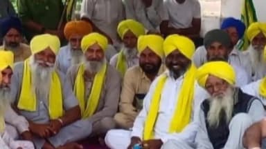 ਅਹਿਮਦਗੜ੍ਹ: ਜ਼ਮੀਨ ਦੀ ਕੁਰਕੀ ਸਬੰਧੀ ਫਰੀਦਪੁਰ ਪਿੰਡ ਚ ਬੈਂਕ ਵਲੋਂ ਲਾਏ ਪੋਸਟਰਾਂ ਦਾ ਕਿਸਾਨ ਯੂਨੀਅਨ ਏਕਤਾ ਉਗਰਾਹਾਂ ਵਲੋਂ ਜ਼ਮੀਨ ਚ ਧਰਨਾ ਲਾਕੇ ਕੀਤਾ ਵਿਰੋਧ