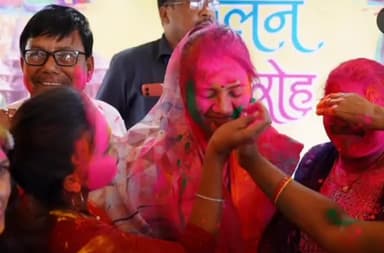 सूरजपुर: ग्राम सिलफिली में कैबिनेट मंत्री लक्ष्मी राजवाड़े द्वारा किया गया होली मिलन समारोह का आयोजन