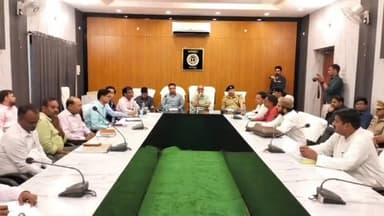 रामपुर: शनिवार को कलेक्ट्रेट सभागार में लोकसभा चुनाव के मद्देनजर प्रत्याशियों व प्रतिनिधियों संग अधिकारियों ने बैठक की