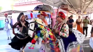 सवाई माधोपुर: राजस्थान दिवस पर पर्यटन विभाग की ओर से रेलवे स्टेशन पर पर्यटकों का किया स्वागत, लोक कलाकारों ने दी प्रस्तुति।