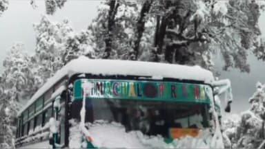 नित्थर: जलोड़ी दर्रे पर शनिवार सुबह हुई बर्फबारी आनी ओर निरमंड उपमंडलो का जिला मुख्यालय कुल्लू के बीच कटा संपर्क