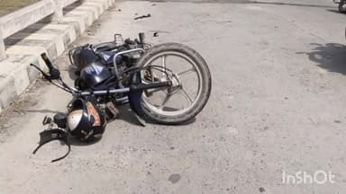 कलान: कोलाघाट पुल पर पड़े घायल बाइक सवार को पुलिस ने सीएचसी जरियनपुर में करवाया भर्ती