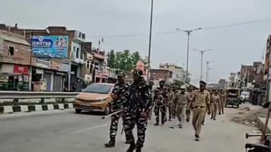 प्रयागराज: लोकसभा सामान्य निर्वाचन 2024 के दृष्टिगत घूरपुर बाजार आदि स्थानों पर पुलिस व SSB के जवानों ने किया पैदल मार्च