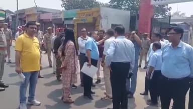 दातागंज: DM और SSP ने कलेक्ट्रेट में नामांकन स्थल व मंडी समिति परिसर में मतगणना स्थल का निरीक्षण किया