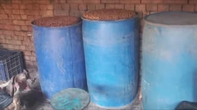 पीरटांड: खुखरा थाना पुलिस ने सोबरनपुर गांव में छापा मार कर एक घर से अवैध देसी शराब और जावा महुआ को किया जब्त