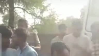 नरवल: सरसौल के फूलमती तिराहे के पास तेज रफ्तार टैक्सी ने सामने से आ रही बाइक में मारी जोरदार टक्कर,दो युवक गंभीर रूप से घायल