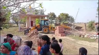 भरथना: बंशियापुरा गांव में नवीन परती सरकारी भूमि पर 6 लोगों के अवैध निर्माण पर चला बुलडोजर