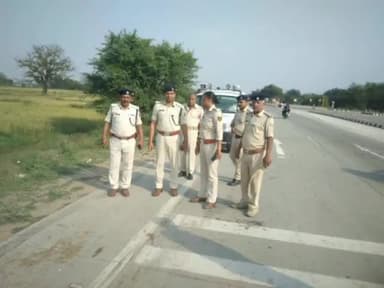 संदेश: बिलौटी के समीप अनियंत्रित होकर पिकप पलटने के सूचना पाते ही घटना स्थल का औचक निरक्षण करते पुलिस अधिकारी