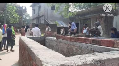 गुठनी: गुठनी पश्चिम में सड़क पर बाउंड्री निर्माण को लेकर ग्रामीणों ने किया प्रदर्शन