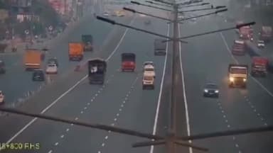 अमरोहा: अमरोहा से परीक्षा देने जामिया जा रहे बच्चों से भरी कार चालक को नींद की झपकी आने से डंपर से टकराई, 2 की हुई मौत व 10 घायल