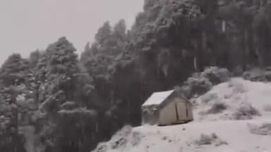 नित्थर: बर्फबारी से जलोड़ी दर्रा हुआ बंद  पैदल चले यात्री 69 पंचायतों का संपर्क जिला मुख्यालय से कटा