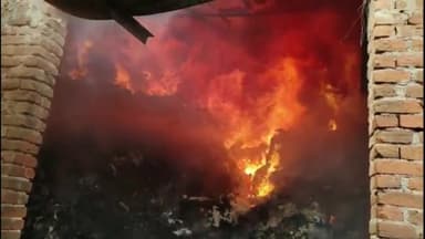 अमरोहा: मोहल्ला तकिया मोती शाह में शॉर्ट सर्किट से कॉटन फैक्ट्री में लगी भयंकर आग, लाखों रुपए का माल जलकर हुआ राख