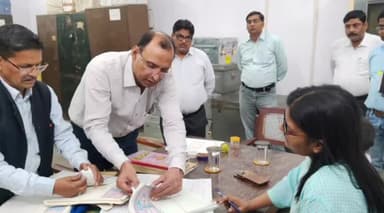 हाथरस: वित्तीय वर्ष 2023-24 की समाप्ति के दृष्टिगत DM अर्चना वर्मा ने कोषागार डबल लॉक का निरीक्षण कर दिए आवश्यक दिशा-निर्देश