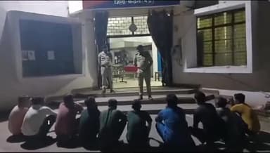 कटनी नगर: कुठला थाना अंतर्गत सार्वजनिक क्षेत्र पर 10 युवकों को शराब पीना पड़ा महंगा, पुलिस थाने लाकर की कार्यवाही।