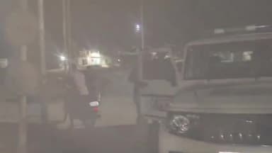 जमुई: निमारंग के पास अज्ञात वाहन के चकमा देने पर बाइक सवार एक युवक हुआ घायल, डायल 112 की पुलिस ने अस्पताल में कराया भर्ती