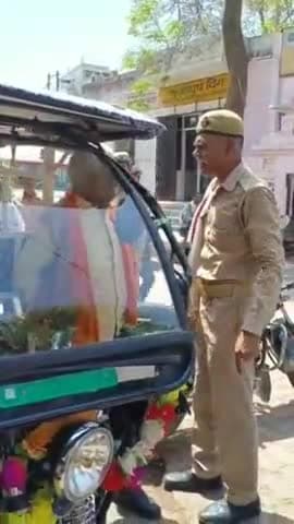 हमीरपुर: मुख्यालय के सदर अस्पताल के पास खाखी का रौब दिखाते हुए होमगार्ड ने बुजुर्ग रिक्शा चालक के गाल में जड़ा थप्पड़