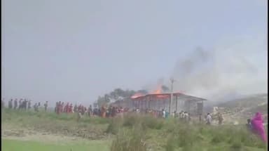 हायाघाट: हायाघाट प्रखंड के घोष रामा गांव में एक बड़े मुर्गा फार्म में लगी भीषण आग लाखों का हुआ नुकसान