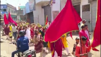 पीरटांड: गादी श्री रामपुर में माँ मथुरासीनी के पूजन्नोत्सव को लेकर सोमवार को भव्य शोभा यात्रा निकली गई।