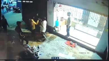 जमुई: पुरानी बाजार में बदमाशों के द्वारा दुकानदार के साथ मारपीट करने का वीडियो सीसीटीवी में हुआ कैद, जांच में जुटी पुलिस