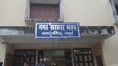 जमुई: शहर के 5 स्टैंडों के बंदोबस्तधारियों की समय अवधि 31 मार्च को पूरा होने के बाद सोमवार से शुरु हुआ पार्किंग वसूली का कार्य