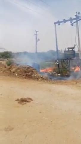 चाकसू: दूदू कस्बे में एक विद्युत ट्रांसफार्मर के नीचे झाड़ियों में लगी अचानक आग