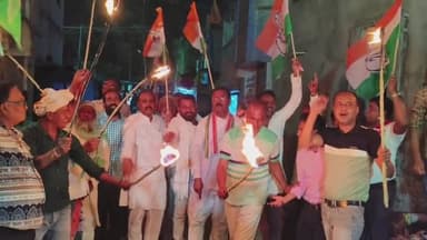 साहिबगंज: साहिबगंज शहर के कांग्रेस कार्यालय से कांग्रेस पार्टी के द्वारा मसाल जुलूस निकाला गया केंद्र सरकार व आयकर विभाग पर बरसे |