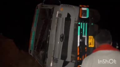 डुमरांव: अकालुपुर गांव के पास डुमरांव राजवाहा मार्ग के पुलिया पर बालू लदी पलटी एक ट्रक, मौके पर पहुंची डुमरांव पुलिस