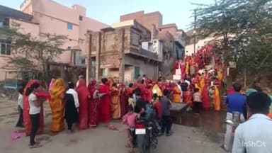 सवाई माधोपुर: शीतला अष्टमी पर सवाई माधोपुर के मन्दिरों में पूजा के लिए सुबह से ही लगी महिलाओं की भीड़