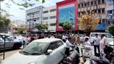 गाज़ियाबाद: 2024 लोकसभा चुनाव को लेकर नवयुग मार्केट में पैरामिलिट्री फोर्स ने किया फ्लैग मार्च