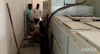 बाह: कस्बा पिनाहट के विद्युत केंद्र की मैन विद्युत सप्लाई केबिल में लगी आग, ग्रामीण परेशान