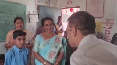 दमोह: कलेक्टर सुधीर कुमार कोचर ने किया शिवाजी स्कूल का भ्रमण, बच्चों से मुलाकात कर टॉफी, काफी पेंसिल भेंट कर खिंचवाई सेल्फी