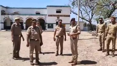 मोहम्मदी: मोहम्मदी कोतवाली क्षेत्र में एसपी ने क्षेत्र के क्रिटिकल व वल्नरेबल मतदान केन्द्रो का निरीक्षण किया.