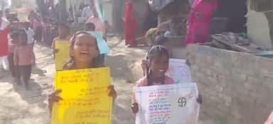 भदोही: भदोही ब्लॉक के रड़ई प्राथमिक विद्यालय के छात्रों ने निकाली मतदाता जागरूकता रैली।