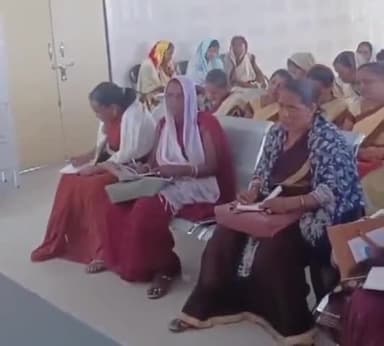 भदोही: अभोली ब्लॉक के सीएससी अस्पताल दुर्गागंज में संचारी रोग नियंत्रण अभियान के तहत आशा बहूओं को दी गई जानकारी ।