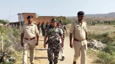 सासाराम: लोकसभा चुनाव को लेकर धौडाढ़ थाना क्षेत्र में पुलिस, सीआरपीएफ एवं एसएसबी के जवानों ने संयुक्त रूप से किया एरिया डोमिनेशन