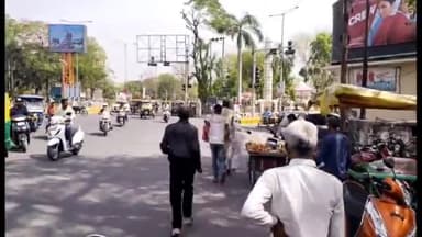 झांसी : बैग लेकर भाग रहे युवक को लोगों ने पकड़ के पीटा, पिटाई का वीडियो वायरल