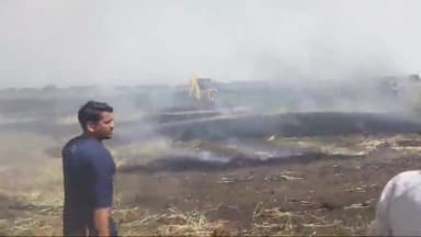 कनवास: हिंगोनिया व बाछीहेडा स्थित खेत पर कमाइंड मशीन की बैट्री से चिंगारी निकलने से लगी आग, 20 बीघा गेंहू की फसल जलकर हुई राख