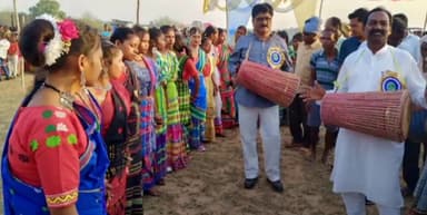 गोमिया: उतासारा,आयोजित बाहा सरहुल बोंगा पूजा समझ में बतौर मुख्य अतिथि शामिल हुए अध्यक्ष राज्य पिछड़ा वर्ग आयोग झारखंड सरकार सह