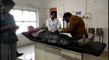 इटावा: लोहन्ना चौराहे पर सीमेंट उतारते समय बिजली के पोल से टकराया ट्रैक्टर, हादसे में दो मज़दूर हुए घायल