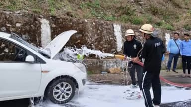 मदननेगी: रानीपोखरी बाईपास तिराहा पर नरेंद्रनगर के समीप एक कार में लगी आग, फायर सर्विस ने मौके पर पहुंचकर आग पर पाया काबू