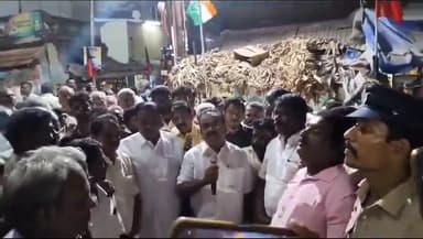 முசிறி: தா.பேட்டை கடைவீதியில் பெரம்பலூர் நாடாளுமன்றத் தொகுதி திமுக வேட்பாளரை ஆதரித்து பேச்சாளர் நாஞ்சில் சம்பத் பிரச்சாரம்