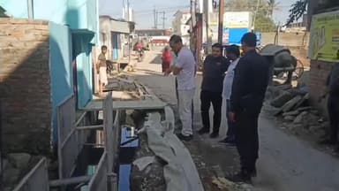 गोरखपुर: गोपालपुर शिव मंदिर के पास नाला व सड़क निर्माण का जायजा लेने पहुंचे नगर आयुक्त, इंजीनियरों की टीम रही मौजूद