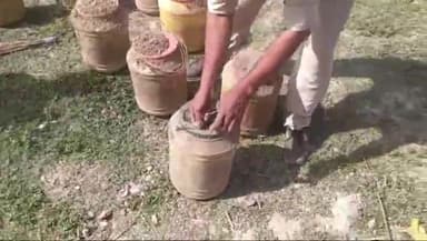 शेखपुरा: उत्पाद विभाग की टीम ने ड्रोन और डॉग स्क्वायड की मदद से पिंडशरीफ गांव के बाधार में 1000 किलो जावा गुड़ किया विनष्ट