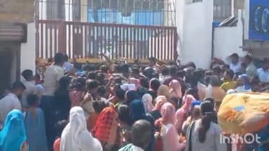 हाथरस: केंद्रीय विद्यालय के बाहर ऑफलाइन फॉर्म लेने को लेकर अभिभावकों की लगी भारी भीड़, लंबी लाइनों को लेकर हुई धक्का-मुक्की