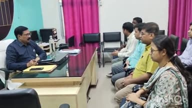 सासाराम: रोहतास एडीएम चंद्रशेखर प्रसाद सिंह ने अपने कार्यालय में की बैठक, अंचलाधिकारी और अन्य पदाधिकारी रहे मौजूद