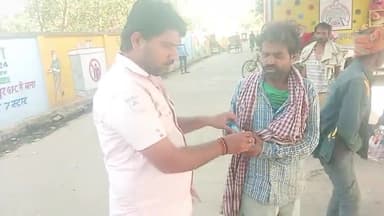 गर्मी मे राहगीरों को पानी बोतल व बिस्कीट देकर सेवा करते युवा समाजसेवी कुलदीप पाण्डेय