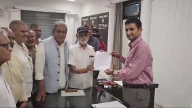 प्रयागराज: नजूल भूमि संबंधित विधेयक को वापस लेने के मामले में पूर्व विधायक ने राज्यपाल को संबोधित मंडलायुक्त को सौंपा ज्ञापन