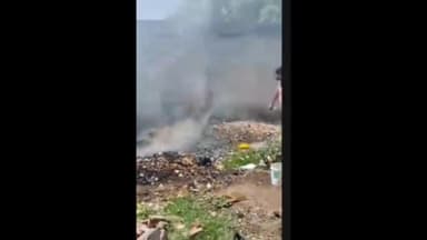 झांसी: झांसी निर्वाचन कार्यालय परिसर में कूड़े के ढेर में लगी आग, कड़ी मशक्कत के बाद आग पर पाया गया काबू